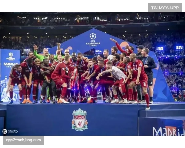 利物浦安菲尔德球场飘雪,球迷高歌助威红军逆转狼队